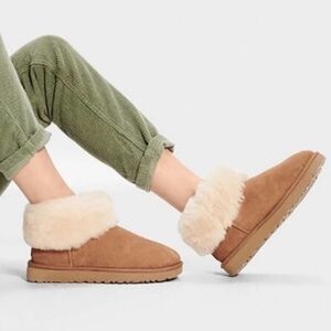 NWT UGG Clissic Minni Fluff Boots In Chestnut Color